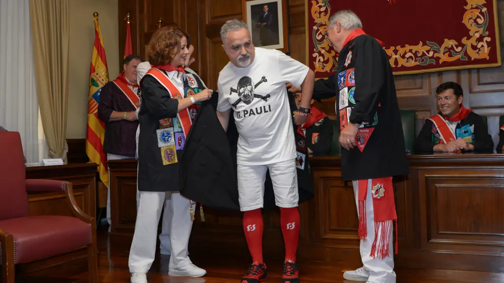 Fito Rodríguez recibe la casaca de "vaquillero del año" de la alcaldesa, Emma Buj, y el presidente de Interpeñas, Juan Nacher.