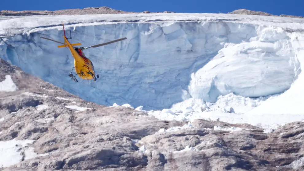 Un helicóptero participa en la búsqueda de las víctimas, este miércoles en la cresta de Marmolada.