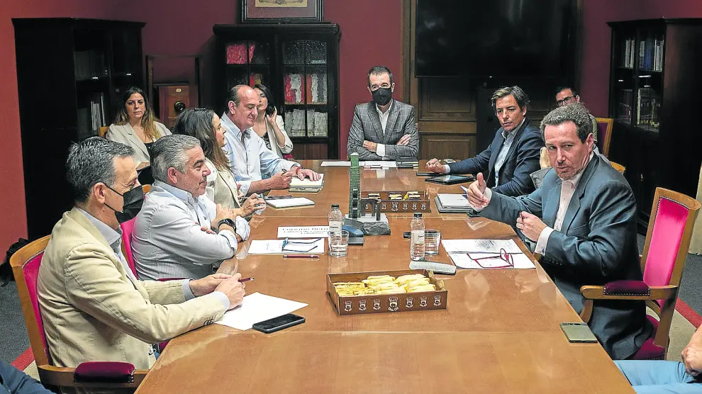 Xavier Urios y Enrique Bermejo, responsables de las Cámaras Oficiales de Comercio de España en Perú y Colombia, respectivamente, reunidos con empresas aragonesas en la Cámara de Comercio de Zaragoza.