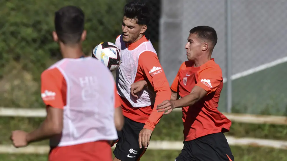 Cristian Salvador se lleva el balón con el pecho durante la concentración de la SD Huesca en Benasque.