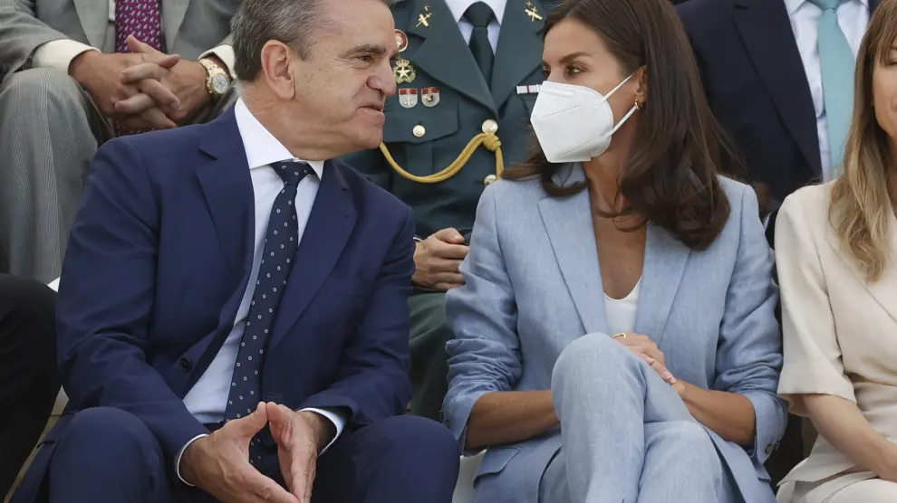 La Reina Letizia Reaparece En Un Acto Oficial Con Mascarilla Tras ...