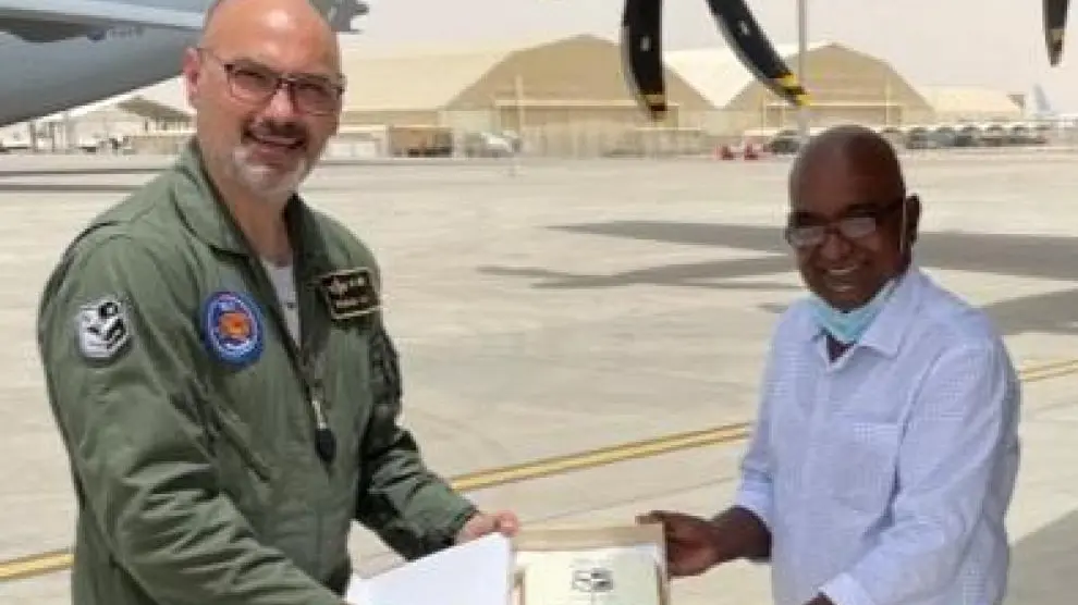 El coronel José Ramón Garcías Paniagua recibió un regalo por la misión en Kabul que le entregó un representante del handing en el aeropuerto de Dubai, donde hicieron escala en agosto de 2021.