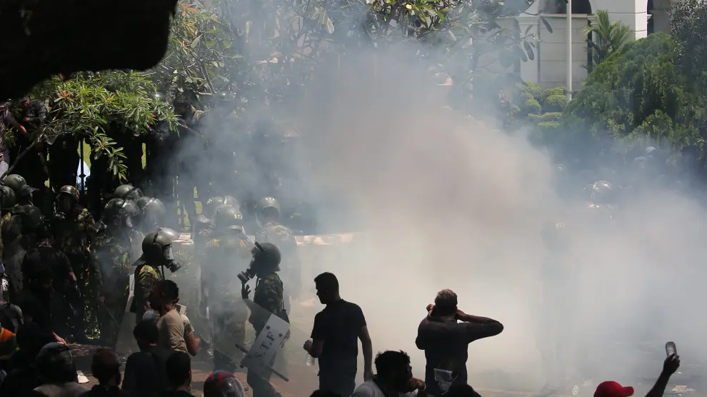 Policía de Sri Lanka utilizando gas lacrimógeno ante los manifestantes en Colombo.