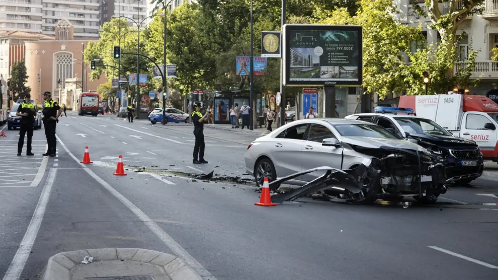 Aparatoso accidente entre un turismo y un coche de la Policía Nacional en Zaragoza