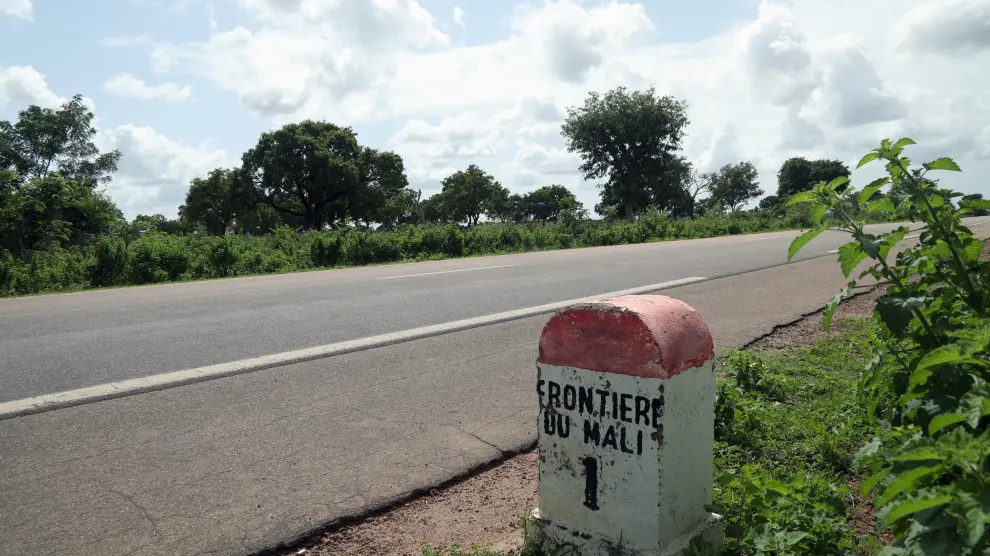 Marcador indicatorio de 1km de distancia has la frontera con Mali de Costa de Marfil.