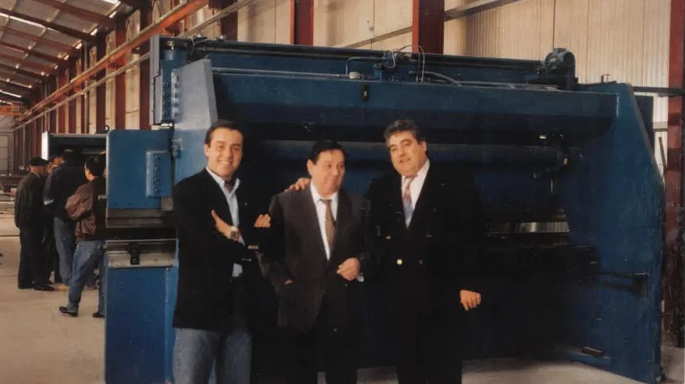 En imagen de archivo, de izquierda a derecha: Alfonso Asensio López, Alfonso Asensio Beltrán –hijo y fundador– y Pascual Naya, gerente de la sede de Hierros Alcañiz.