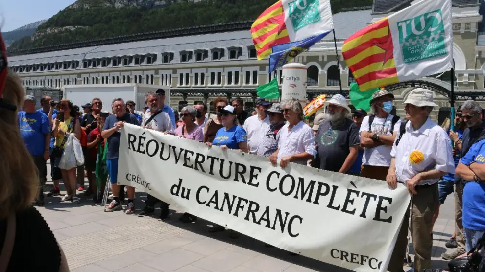Participantes en la concentración por la reapertura del Canfranc y el tren azul.