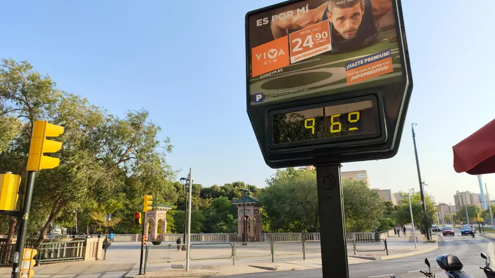 Termómetro marcando 96 grados en Zaragoza este sábado