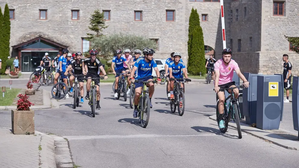 Los jugadores del Real Zaragoza salen del hotel para afrontar su ruta ciclista.
