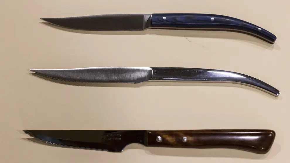 Tres modelos de cuchillos de mesa, en función de su filo.