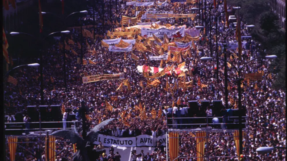 Imagen de una manifestación por la autonomía de Aragón el 23 de abril de 1992