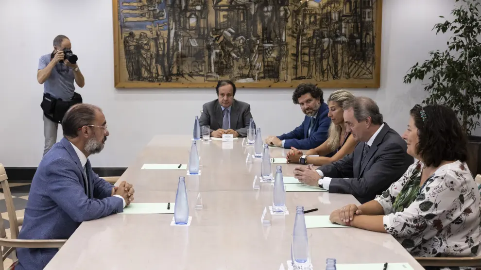 El presidente del Gobierno de Aragón, Javier Lambán, ha recibido al Comité Ejecutivo, encabezado por su presidente, Jorge Villarroya.