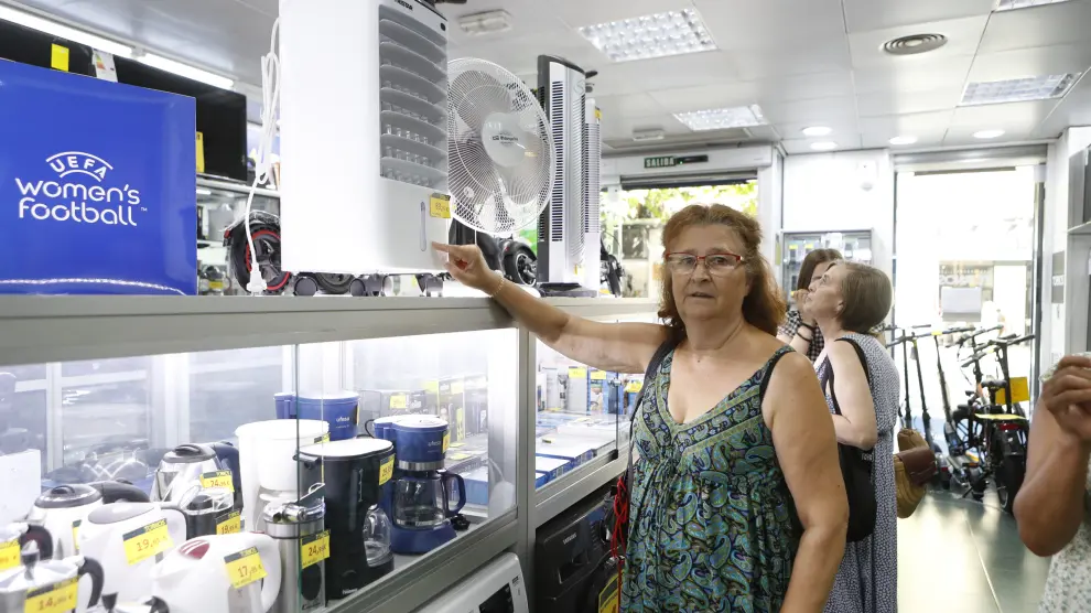 María Pilar Serrano mira un ventilador en una tienda de electrodomésticos.