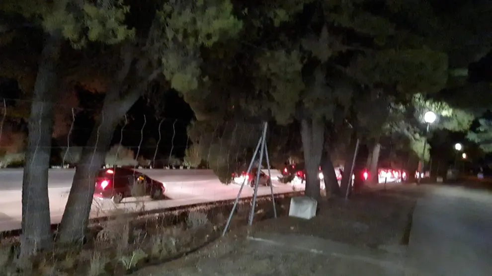 Vehículos de vecinos de Nuérvalos cuando iban hacia Alhama de Aragón para rescatar a los vecinos y turistas la noche de ayer.