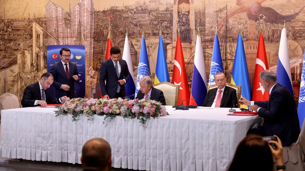 El ministro ucraniano Oleksandr Kubrakov, el secretario general de la ONU, Guterres, el presidente turco, Erdogan, y el ministro de Defensa turco, Hulusi Akar, este viernes en Estambul.