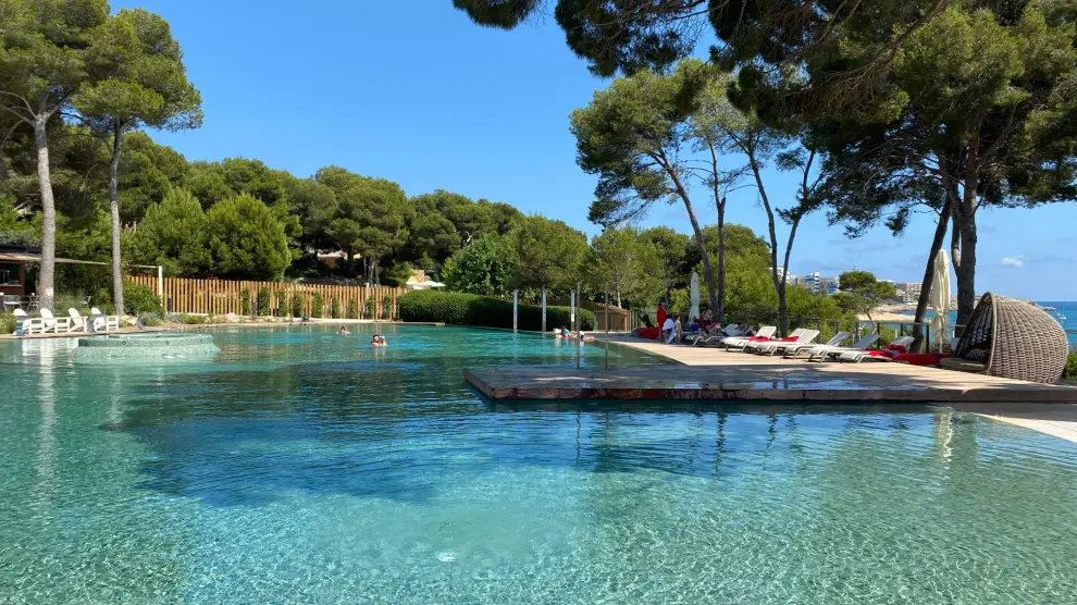 Una de las piscinas, rodeada del paisaje mediterráneo.