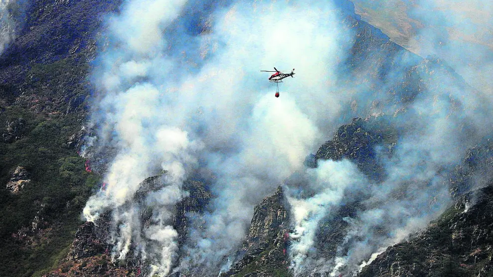 Un helicóptero trabaja en la extinción del incendio de Montes de Valdueza.