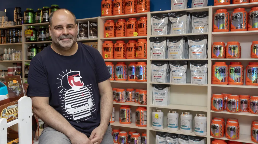 Pedro Luis Soria, dueño de una tienda de nutrición deportiva en Zaragoza, reconoce estar afectado por los problemas de la cadena logística, que faltan productos y que cuestan mucho más caros.