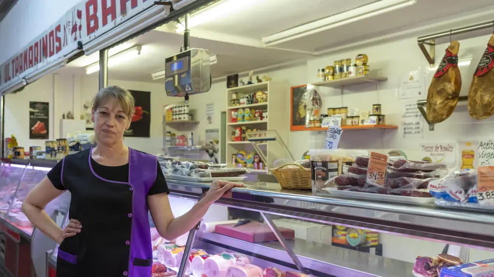 Pilar de Antonio Riera, que regenta un puesto de ultramarinos en el mercado Fleta de Zaragoza, anticipa que los precios no van a bajar y que está en riesgo la viabilidad del pequeño negocio.