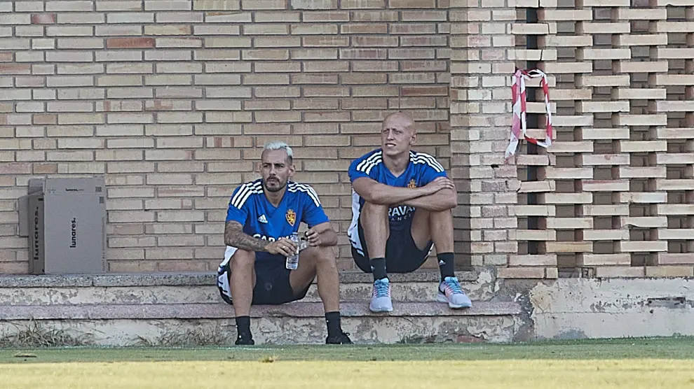 Manu Molina y Víctor Mollejo, durante el partido del pasado miércoles ante el Aragón, en el que no se estrenaron como zaragocistas.