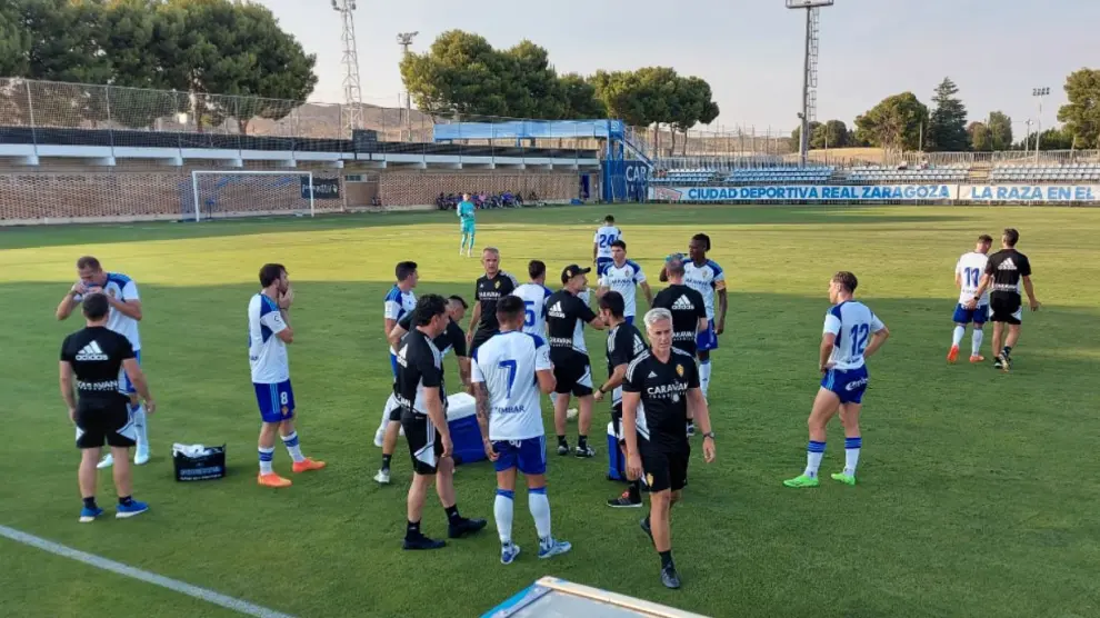 Carcedo, en el centro del grupo, dando instrucciones el pasado miércoles en el descanso del primer amistoso jugado ante el RZD Aragón en la Ciudad Deportiva.