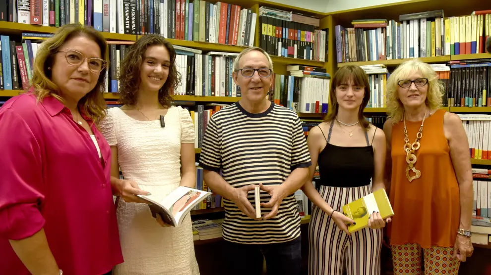 Rosa Serrano, Lucía Ciudad, Chema Aniés, Aitana Allué y Silvia Salazar en la librería Anónima de Huesca.