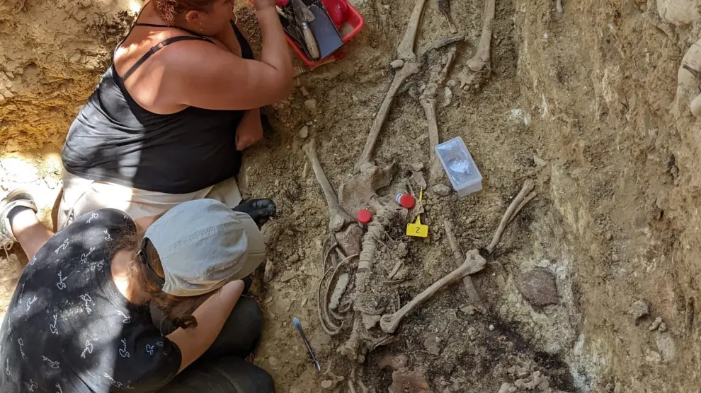 Excavación de la fosa común hallada en Loscorrales.