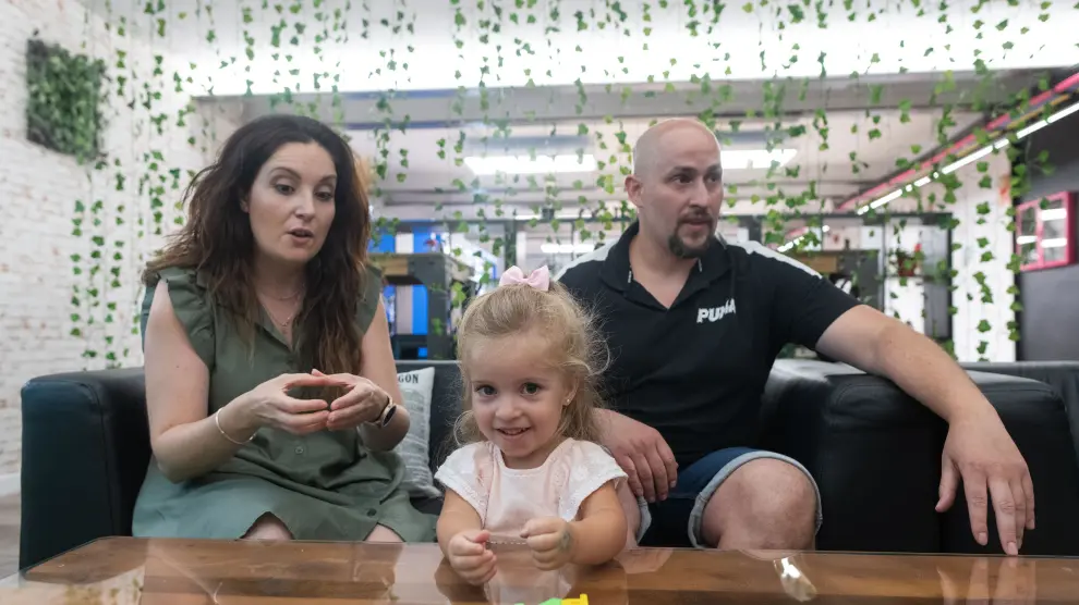 Pilar, Jonás y su hija Emma, de tres años, en un momento de la entrevista.