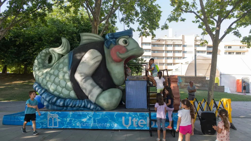 Tragachicos y cabezudos en las fiestas de Utebo.