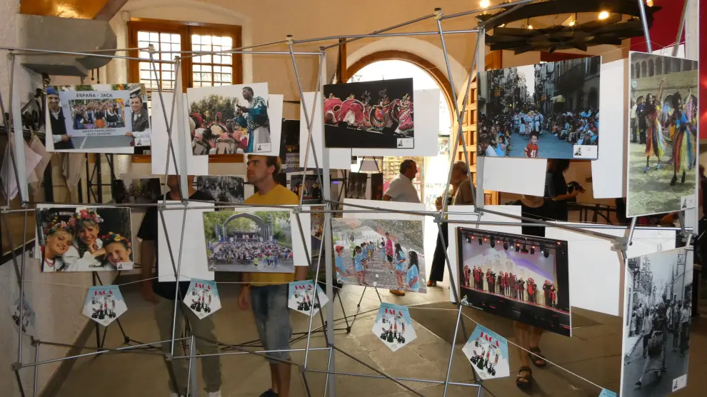 Jaca revive en una exposición fotográfica las 51 ediciones del Festival Folklórico de los Pirineos.