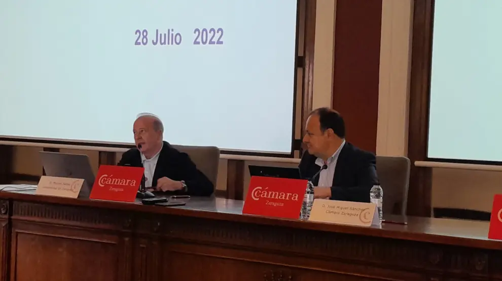 El catedrático de Análisis Económico, Marcos Sanso, junto al director general de Cámara de Zaragoza, José Miguel Sánchez.