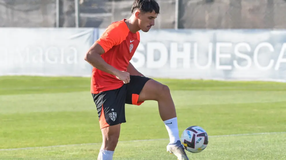 Ignasi Vilarrasa controla la pelota durante un entrenamiento.