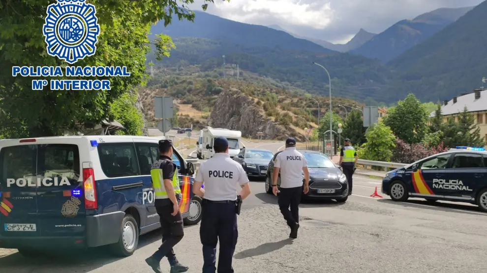 Controles conjuntos de la Policía española y francesa cerca de la frontera de Huesca con el país galo.