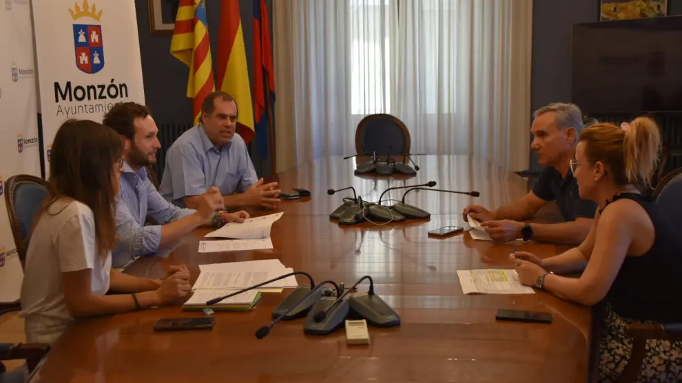 Reunión del alcalde de Monzón, el concejal delegado, el presidente de la Comarca, la vicepresidenta y el responsable de Servicios Sociales.