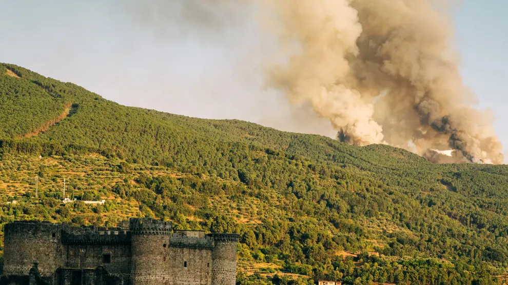 Dieciocho medios aéreos luchan para extinguir el fuego al sur de Ávila