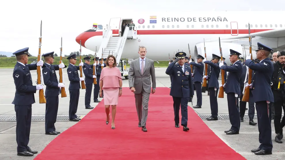 Felipe VI, junto a la vicepresidenta y ministra de Relaciones Exteriores de Colombia, Marta Lucía Ramírez, a su llegada este domingo a Bogotá