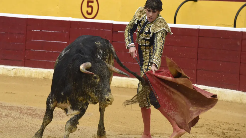 La lluvia ha dejado el ruedo de la plaza de toros de Huesca impracticable y solo han podido torearse dos de los seis novillos.