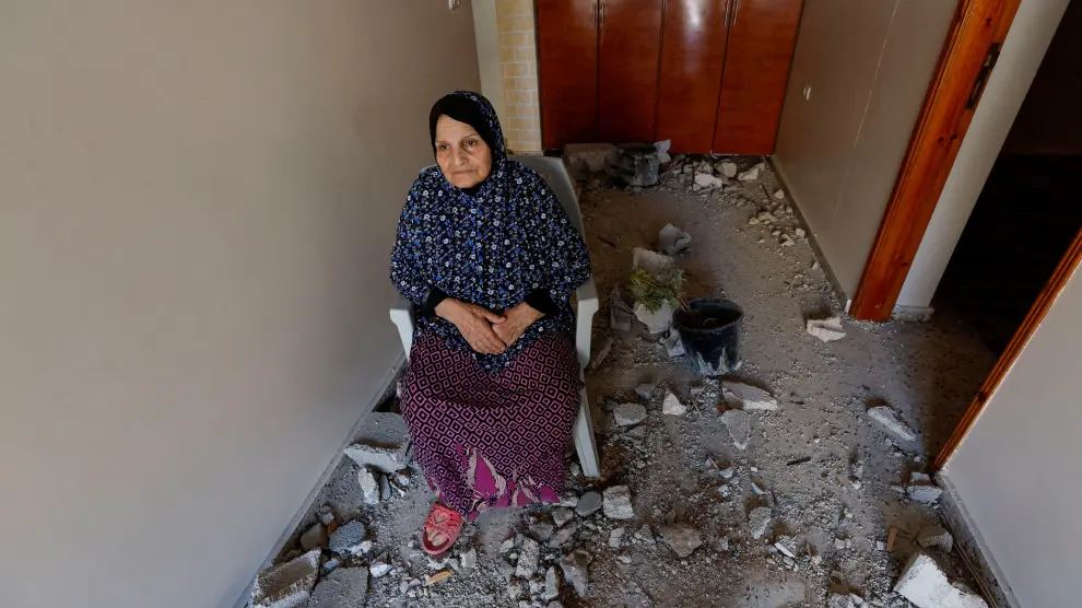 La palestina Nadia Shamalakh, de 68 años, madre de cuatro niños discapacitados, se refugia en una casa cercana después de que su casa fuera destruida en un ataque aéreo israelí, en medio de los combates entre Israel y Gaza.
