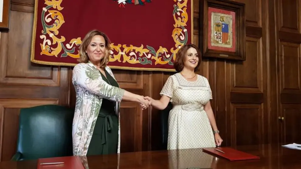 La alcaldesa, Emma Buj –a la derecha–, y la consejera Mayte Pérez, tras firmar el convenio.