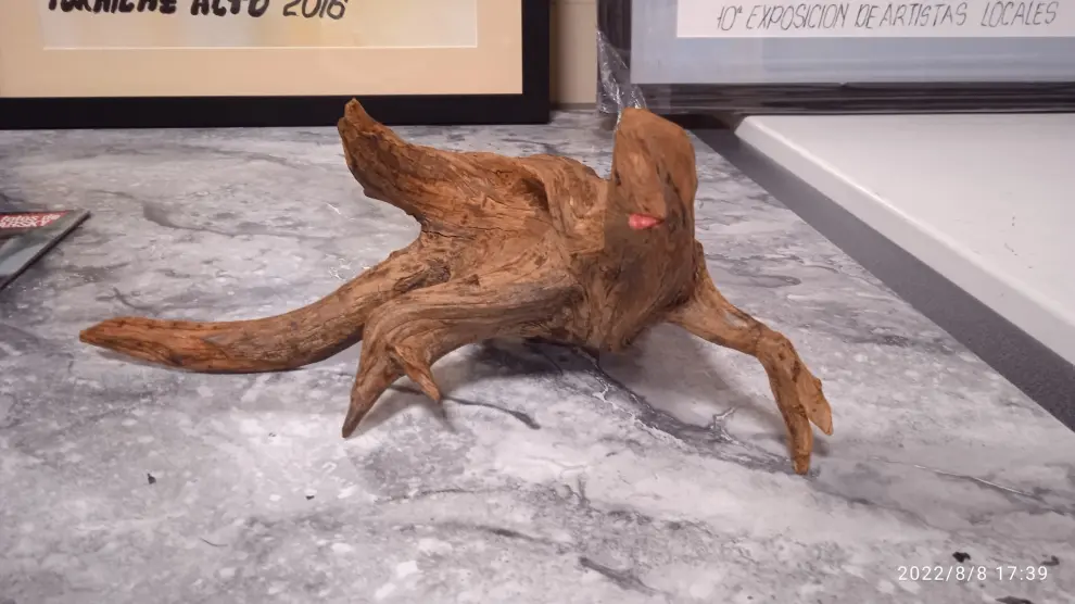 Escultura de un dinosaurio hecha con la raíz de un árbol, de Víctor Tomás.