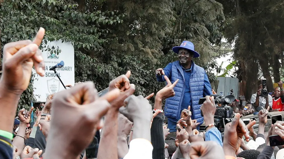 El ex primer ministro Raila Odinga, uno de los dos principales candidatos presidenciales, llegó rodeado de cientos de seguidores.