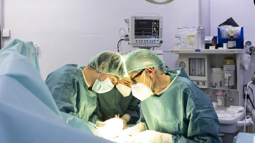 Cirujanos ortopédicos del Clínico, durante una intervención en la Clínica del Pilar en junio.