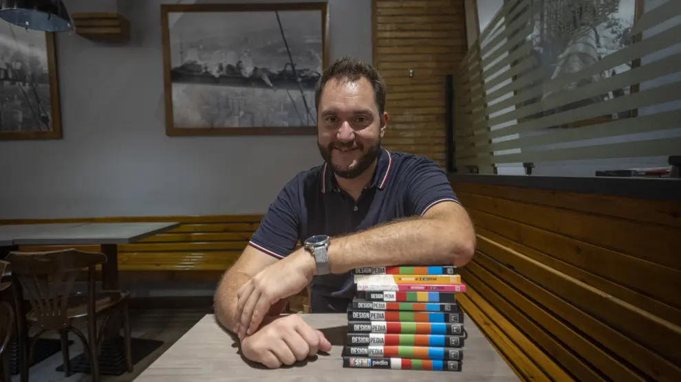 Juan Gasca, con las diferentes ediciones de sus libros publicados.