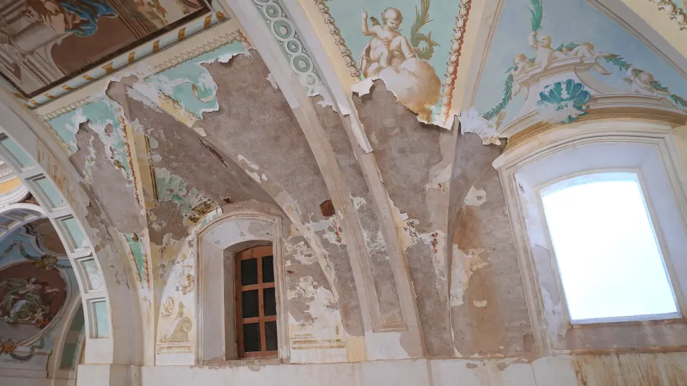 Los muros y bóvedas tenían muchas zonas de pintura mural levantadas.