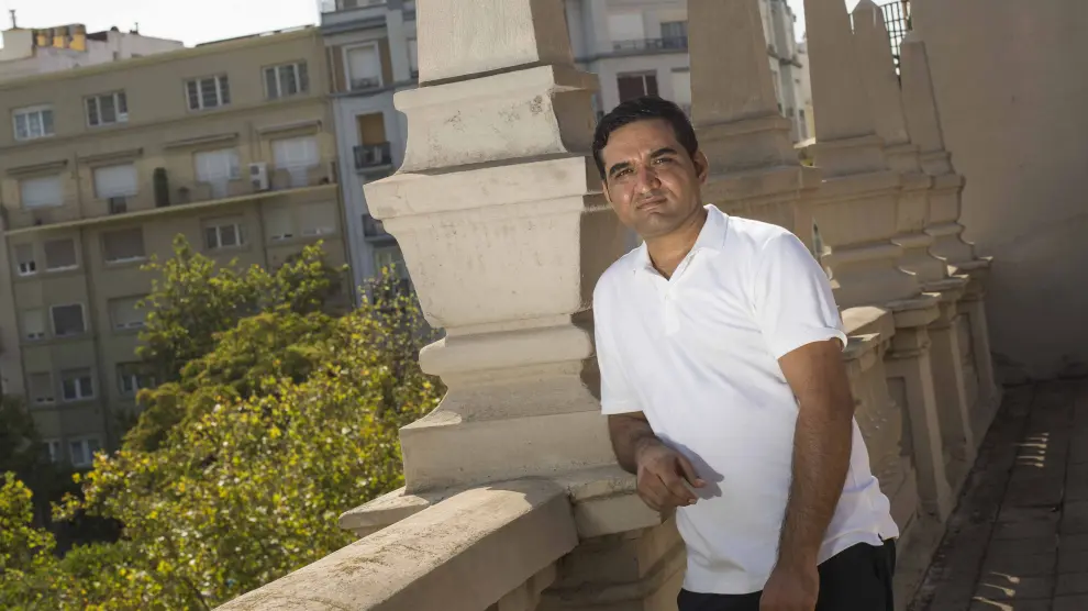 Sayed Habibu Ammadzada en la terraza del edificio de Cruz Roja en Zaragoza.