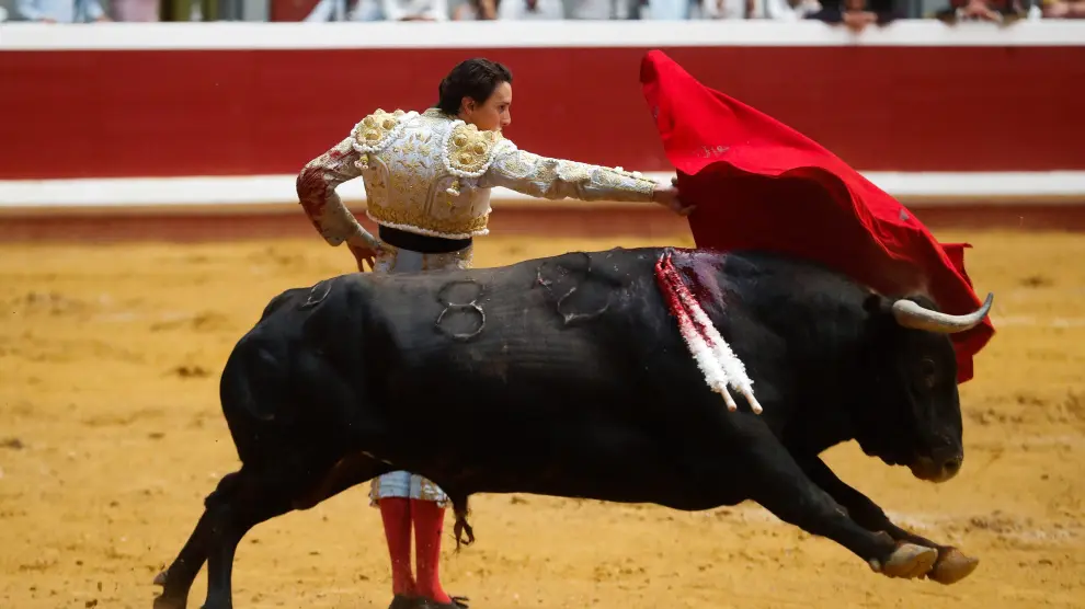 El diestro peruano Andrés Roca Rey con su segundo toro de la tarde, al que ha cortado dos orejas, durante el festejo de la Semana Grande de San Sebastián celebrado hoy lunes en la plaza de Illumbe.