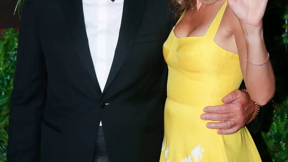 El actor estadounidense Richard Gere y su esposa Alejandra Silva posan a su llegada a la Gala Starlite