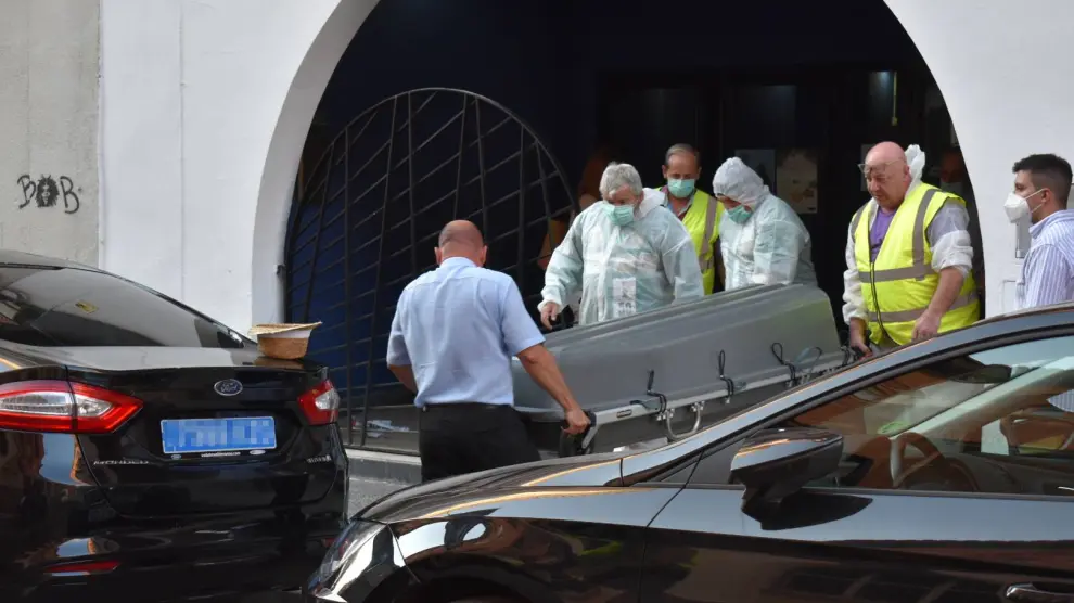 Los invetigadores recogieron pruebas en el local de Calatayud donde apareció el cuerpo de la víctima este lunes.