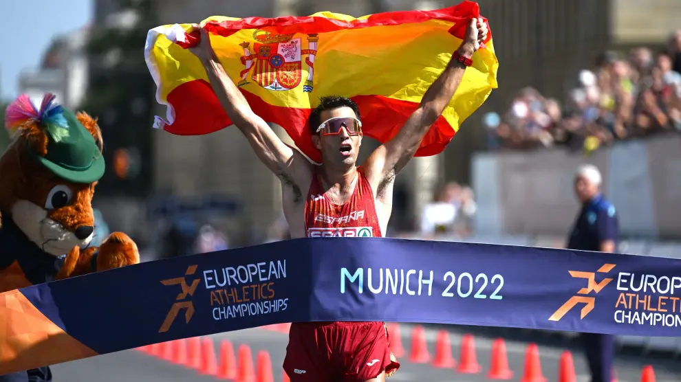 Miguel Ángel López cruza la línea de meta en Múnich.