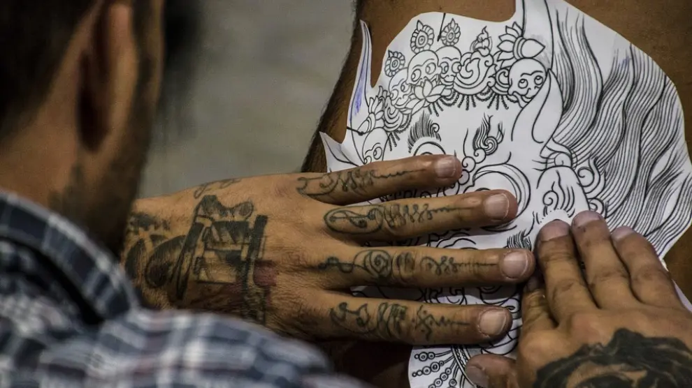 Una persona haciéndose un tatuaje.